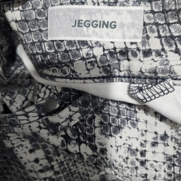 Torrid Jegging - Super Stretch Grey Snakeskin Print in Size 28R - Picture 13 of 16